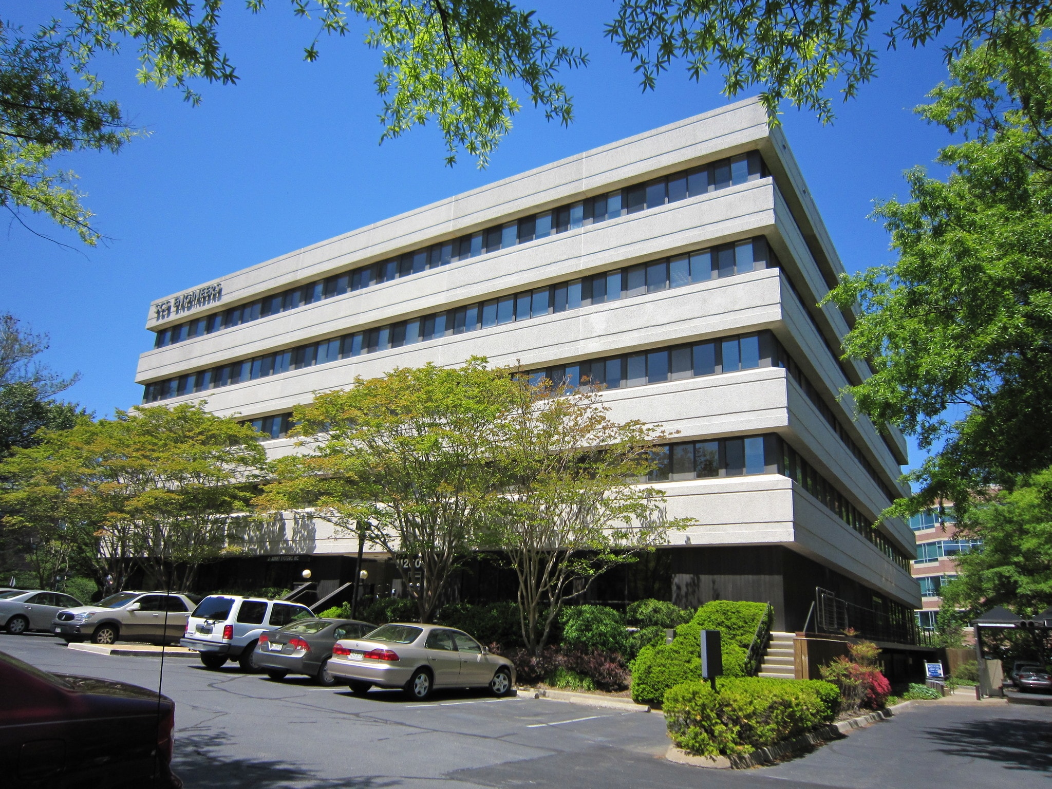 11260 Roger Bacon Dr, Reston, VA à louer Photo de l’immeuble– Image 1 sur 14