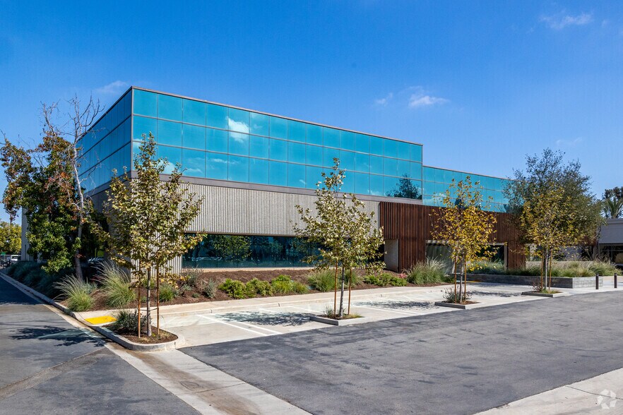 200 E Baker St, Costa Mesa, CA à louer - Photo de l’immeuble – Image 3 sur 32