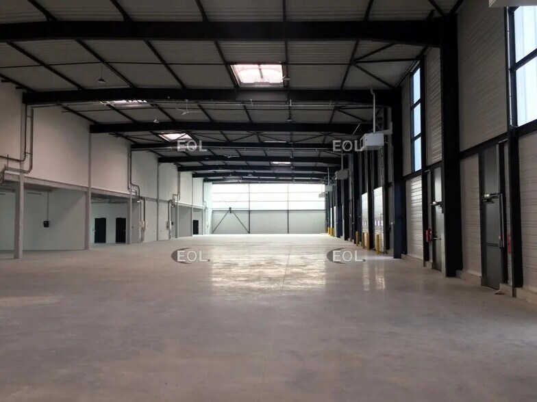 Local d’activités dans Bonneuil-sur-Marne à louer - Photo de l’immeuble – Image 2 sur 4