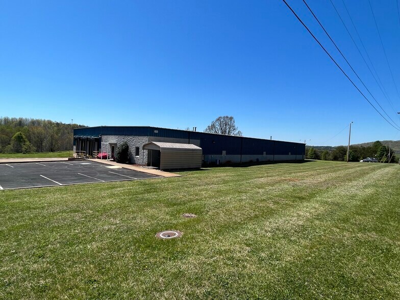 330 Hollie Dr, Martinsville, VA à louer - Photo de l’immeuble – Image 2 sur 9