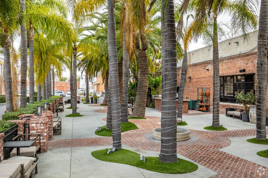100 S Main St, Santa Ana, CA à louer - Photo de l’immeuble – Image 2 sur 20