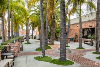 100 S Main St, Santa Ana, CA à louer Photo de l’immeuble– Image 1 sur 2
