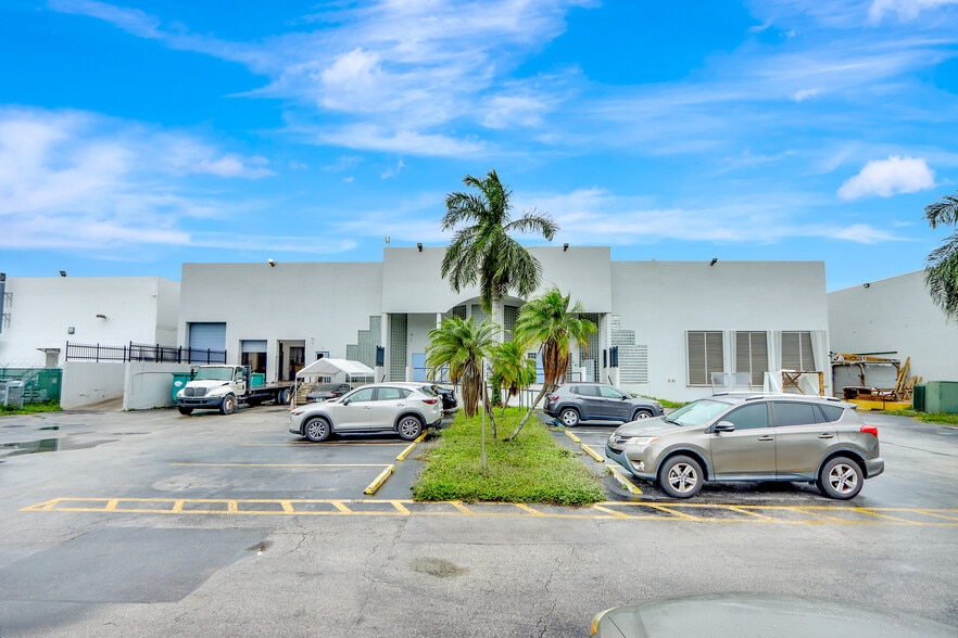 12900 NW 38th Ave, Opa Locka, FL à louer - Photo de l’immeuble – Image 3 sur 21