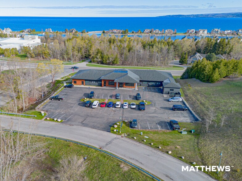 4170 Cedar Bluff Dr, Petoskey, MI à vendre - Photo de l’immeuble – Image 3 sur 7