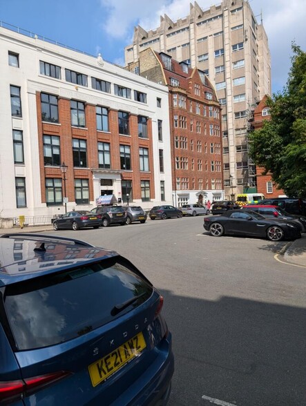23 Queen Sq, Londres à vendre - Photo de l’immeuble – Image 2 sur 4