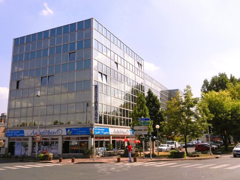Rue Paul Claudel, Évry-Courcouronnes à louer - Photo de l’immeuble – Image 2 sur 9