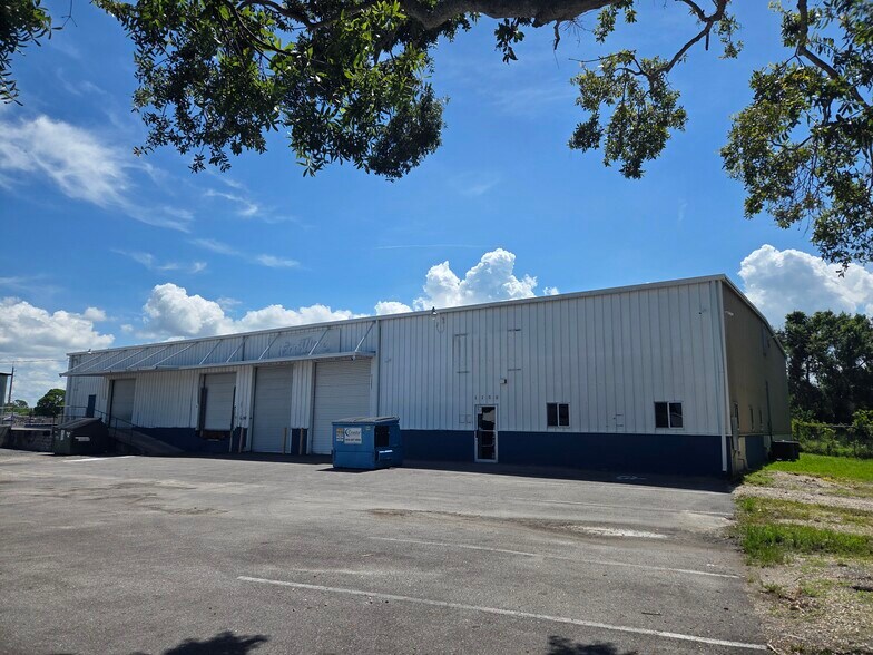 1100 Waterloo Ave, Sarasota, FL à louer - Photo de l’immeuble – Image 2 sur 8