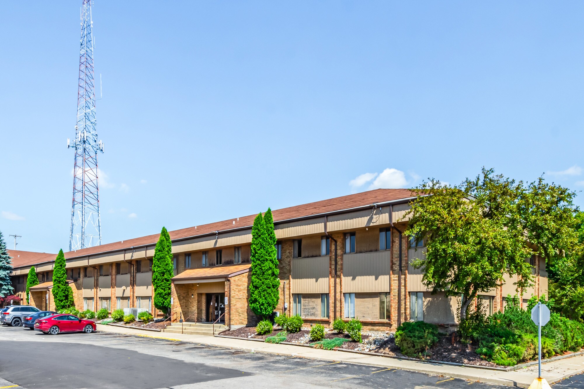 913 W Holmes Rd, Lansing, MI à louer Photo de l’immeuble– Image 1 sur 13