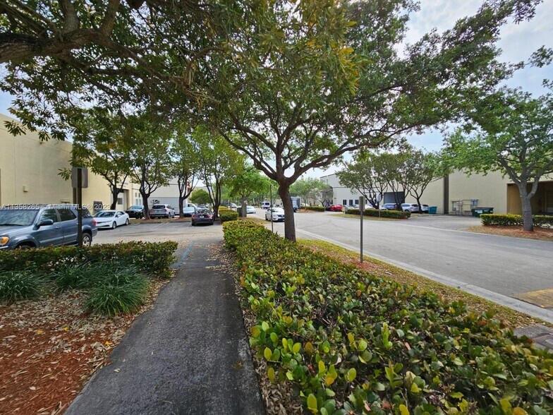 10475 NW 37th Ter, Miami, FL à louer - Photo de l’immeuble – Image 3 sur 14