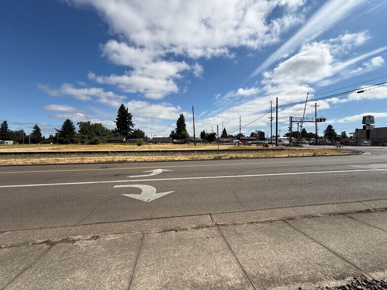 119 N Pacific Hwy, Woodburn, OR à vendre - Photo de l’immeuble – Image 2 sur 6