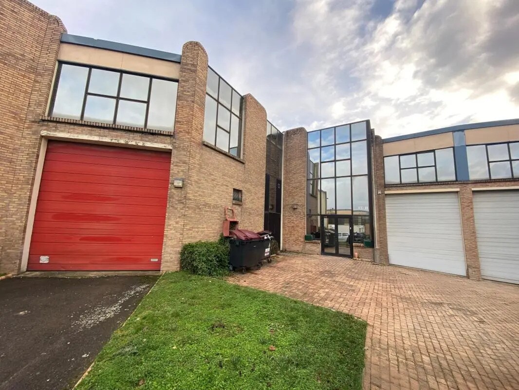 Local d’activités dans Le Thillay à louer Photo de l’immeuble– Image 1 sur 10