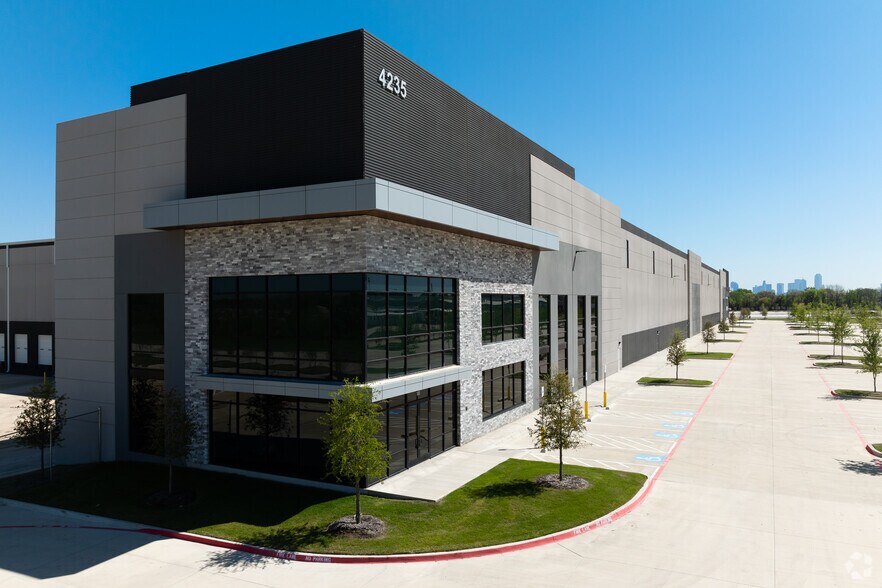 4235 Singleton Blvd, Dallas, TX à louer - Photo de l’immeuble – Image 1 sur 5