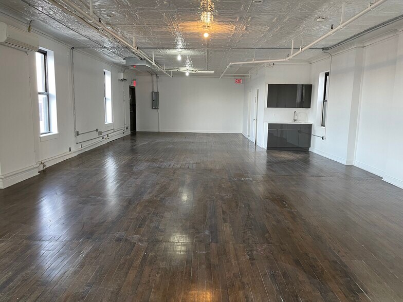1 Knickerbocker Ave, Brooklyn, NY à louer - Photo de l’immeuble – Image 3 sur 11