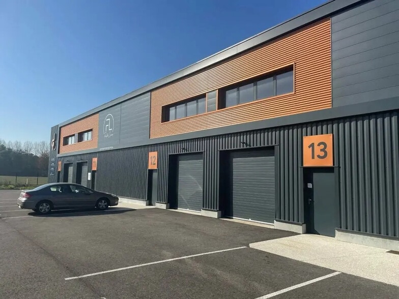 Local d’activités dans Aoste à louer - Photo de l’immeuble – Image 3 sur 3