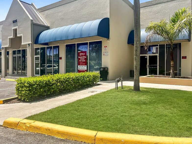 1209-1241 S Military Trl, West Palm Beach, FL à louer - Photo de l’immeuble – Image 3 sur 11