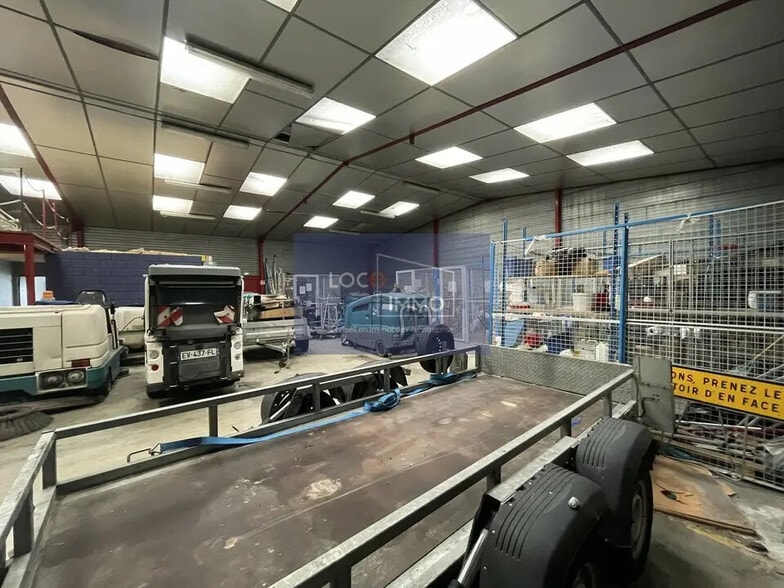 Local d’activités dans Carbon-Blanc à louer - Photo de l’immeuble – Image 3 sur 9