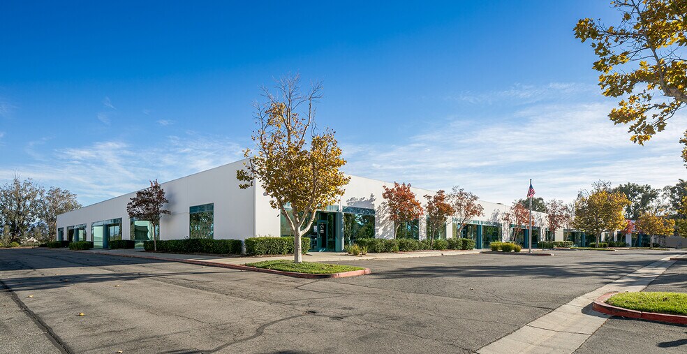 40880, 40935 & 40945 County Ctr Dr portefeuille de 3 biens à vendre sur LoopNet.fr - Photo de l’immeuble – Image 1 sur 6