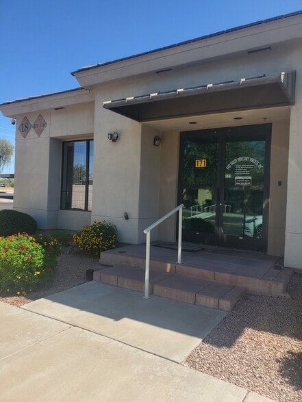 7165 E University Dr, Mesa, AZ à vendre - Photo de l’immeuble – Image 2 sur 7