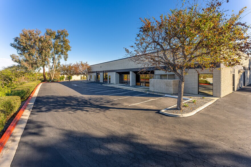 2151 Las Palmas Dr, Carlsbad, CA à louer - Photo de l’immeuble – Image 2 sur 8