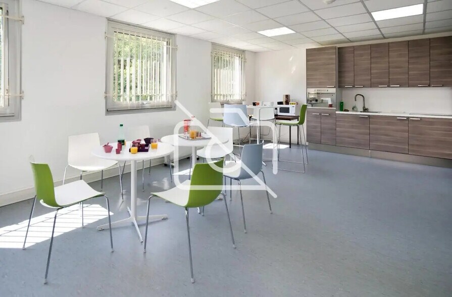 Industriel/Logistique dans Ris-Orangis à vendre - Photo de l’immeuble – Image 2 sur 9