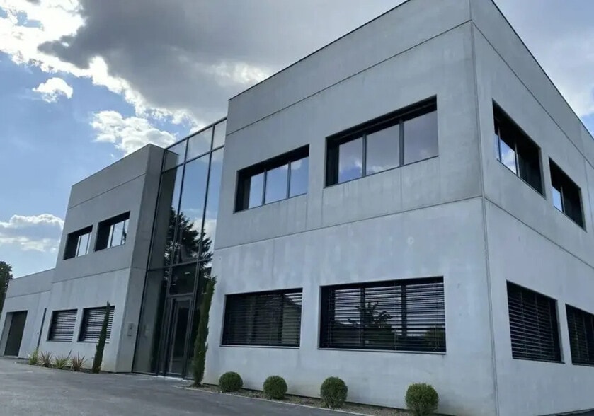 Local d’activités dans Rillieux-la-Pape à louer - Photo de l’immeuble – Image 1 sur 4