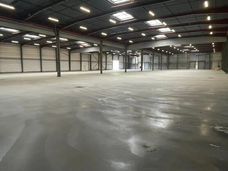 Industriel/Logistique dans Val-de-Reuil à vendre - Photo de l’immeuble – Image 2 sur 17