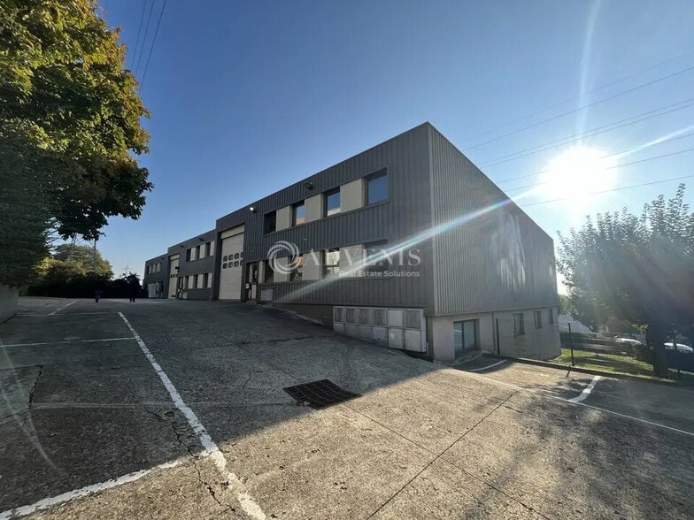 Local d’activités dans Neuilly-sur-Marne à louer - Photo de l’immeuble – Image 1 sur 9