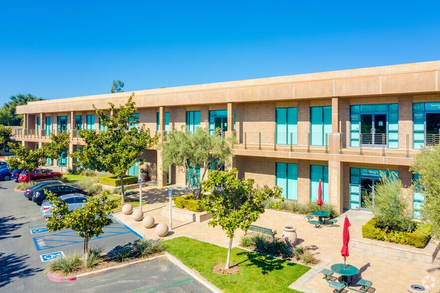 9891 Irvine Center Dr, Irvine, CA à louer - Photo de l’immeuble – Image 3 sur 25
