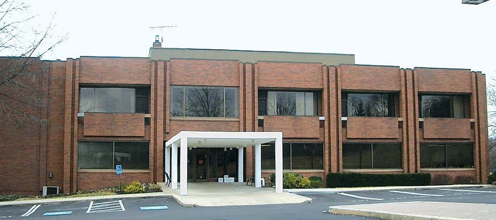 735 Davisville Rd, Southampton, PA à louer - Photo de l’immeuble – Image 1 sur 3