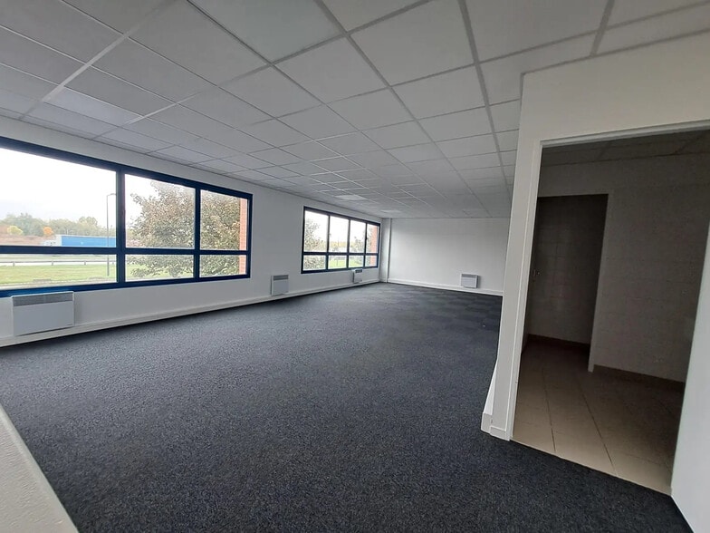 Local d’activités dans Moissy-Cramayel à louer - Photo de l’immeuble – Image 2 sur 7