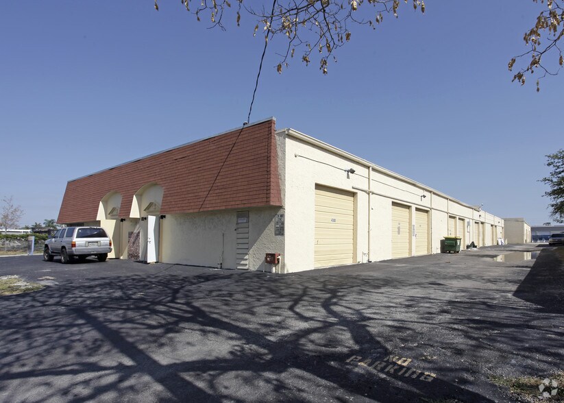 4310-4326 NE 5th Ter, Oakland Park, FL à louer - Photo de l’immeuble – Image 3 sur 5