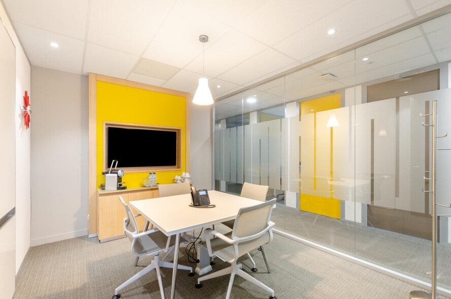 Bureau dans à louer - Photo de l’immeuble – Image 3 sur 5