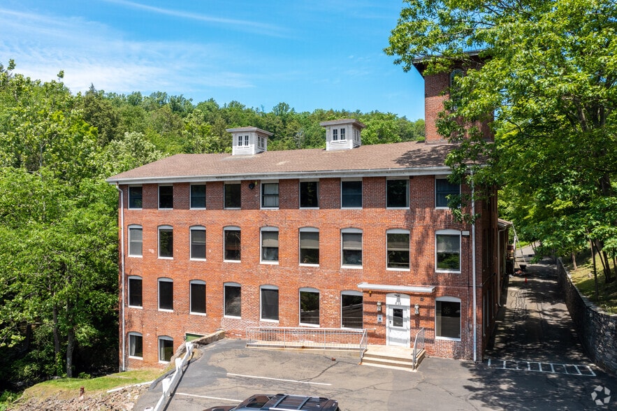 27 Glen Rd, Sandy Hook, CT à vendre - Photo principale – Image 1 sur 21