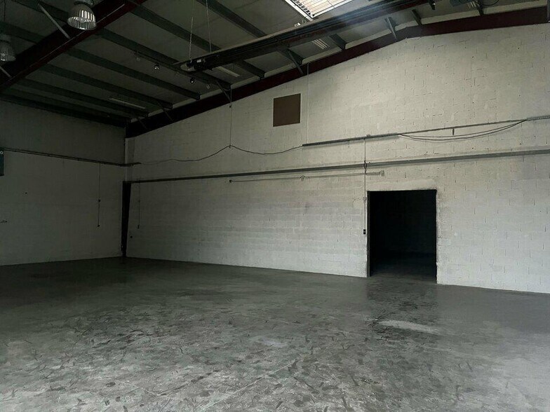 Local d'activités dans Voiron à vendre - Photo de l’immeuble – Image 2 sur 5