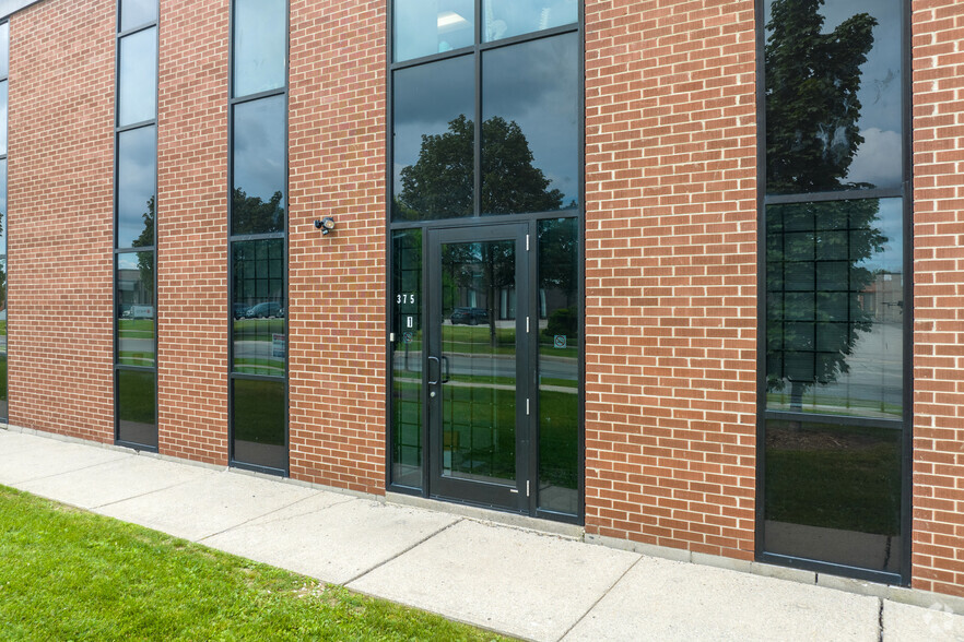 375-377 Canarctic Dr, Toronto, ON à louer - Photo de l’immeuble – Image 3 sur 4