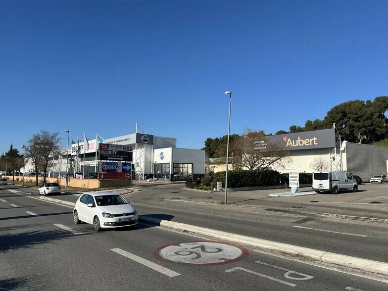 Local commercial dans Vitrolles à louer - Photo de l’immeuble – Image 2 sur 5