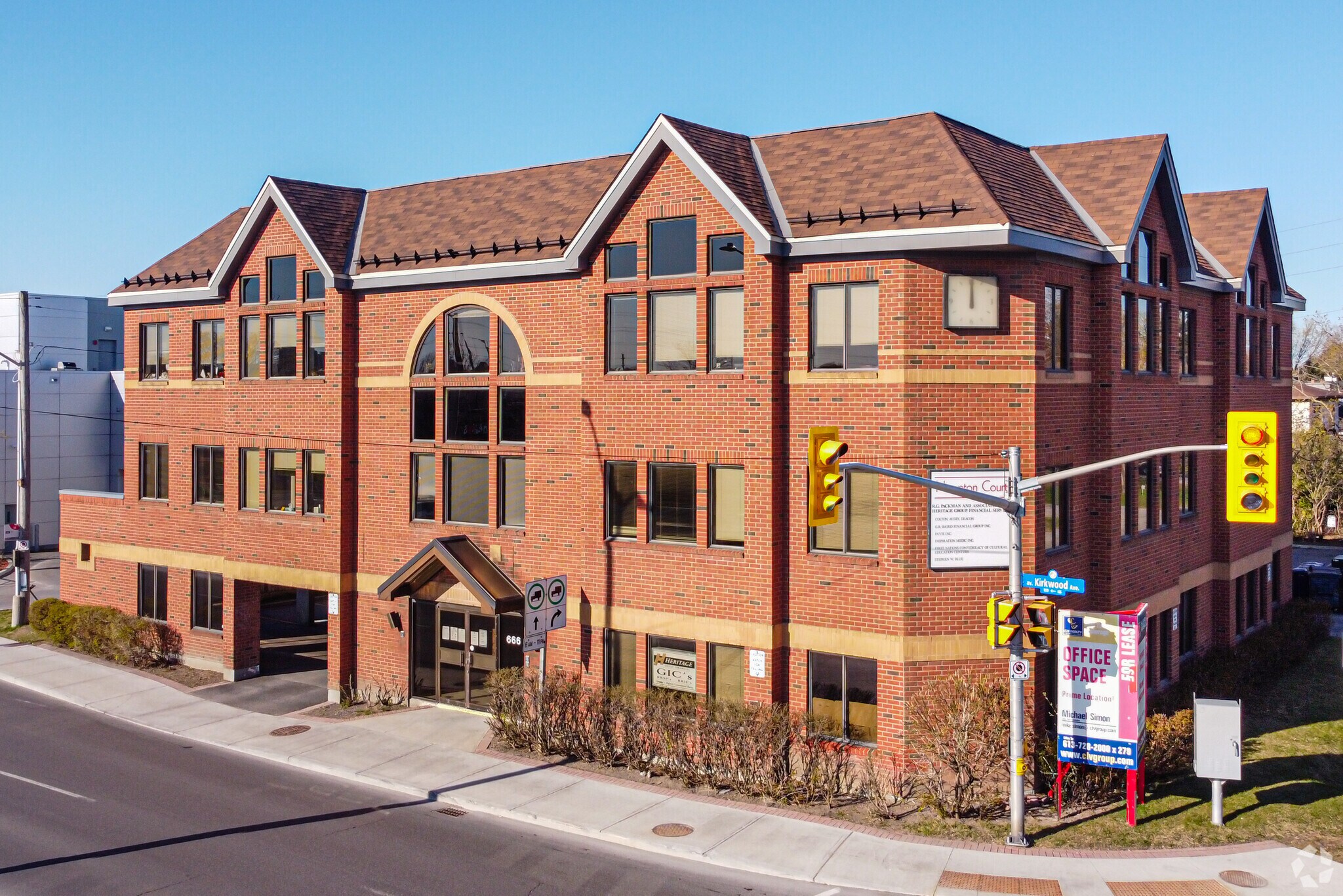 666 Kirkwood Ave, Ottawa, ON à louer Photo principale– Image 1 sur 4