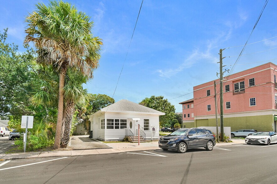 309 SE Denver Ave, Stuart, FL à louer - Photo de l’immeuble – Image 1 sur 25