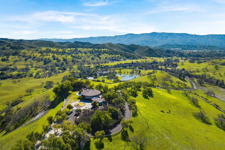 1750 Rambling Oaks Rd, Santa Ynez, CA à vendre - Aérien – Image 1 sur 45