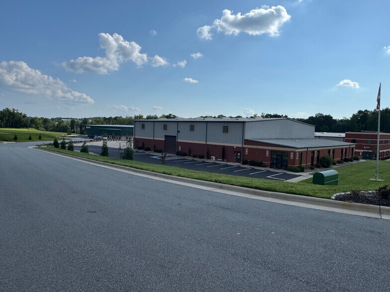 8015 Thorndike Rd, Greensboro, NC à vendre - Photo de l’immeuble – Image 1 sur 6