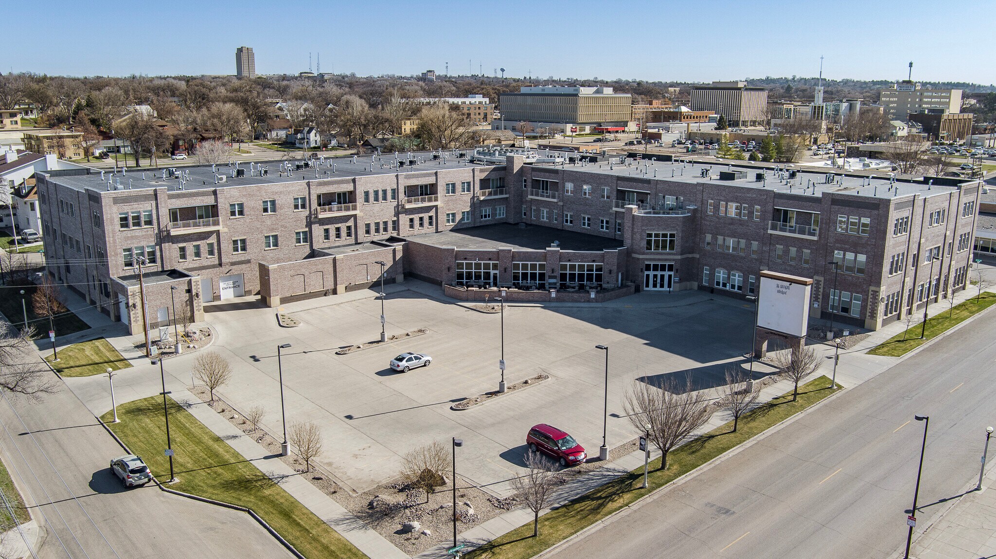 100 W Broadway Ave, Bismarck, ND à louer Photo de l’immeuble– Image 1 sur 23