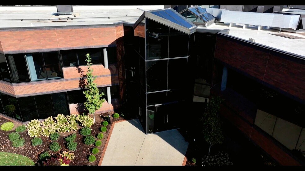 4910 Brownsboro Rd, Louisville, KY à louer - Vidéo sur l’annonce professionnelle – Image 2 sur 17
