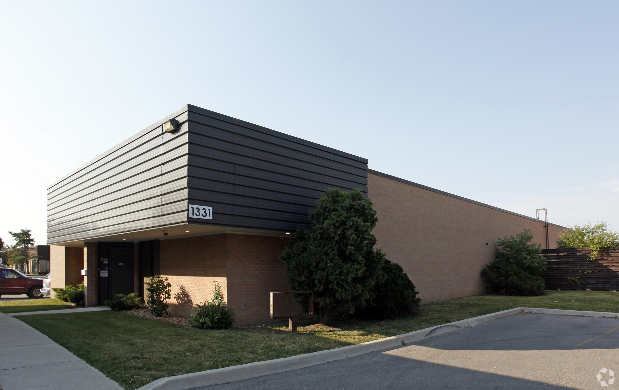 1331 Matheson Blvd E, Mississauga, ON à louer Photo de l’immeuble– Image 1 sur 10
