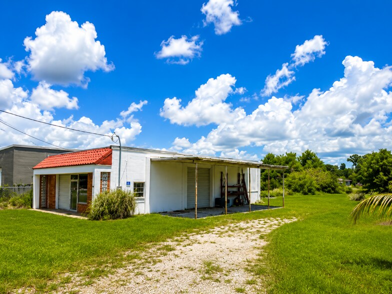 914 Angle Rd, Fort Pierce, FL à vendre - Photo de l’immeuble – Image 1 sur 17