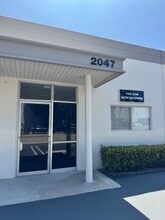 2043-2063 S Lyon St, Santa Ana, CA à louer Photo de l’immeuble– Image 1 sur 1