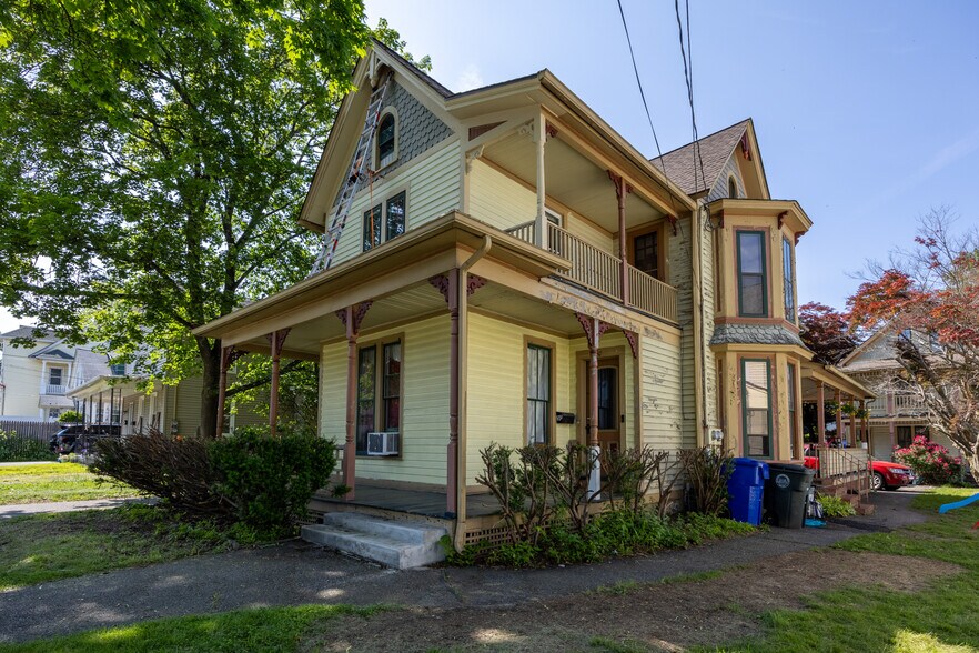44 E Albert St, Torrington, CT à vendre - Photo de l’immeuble – Image 1 sur 22