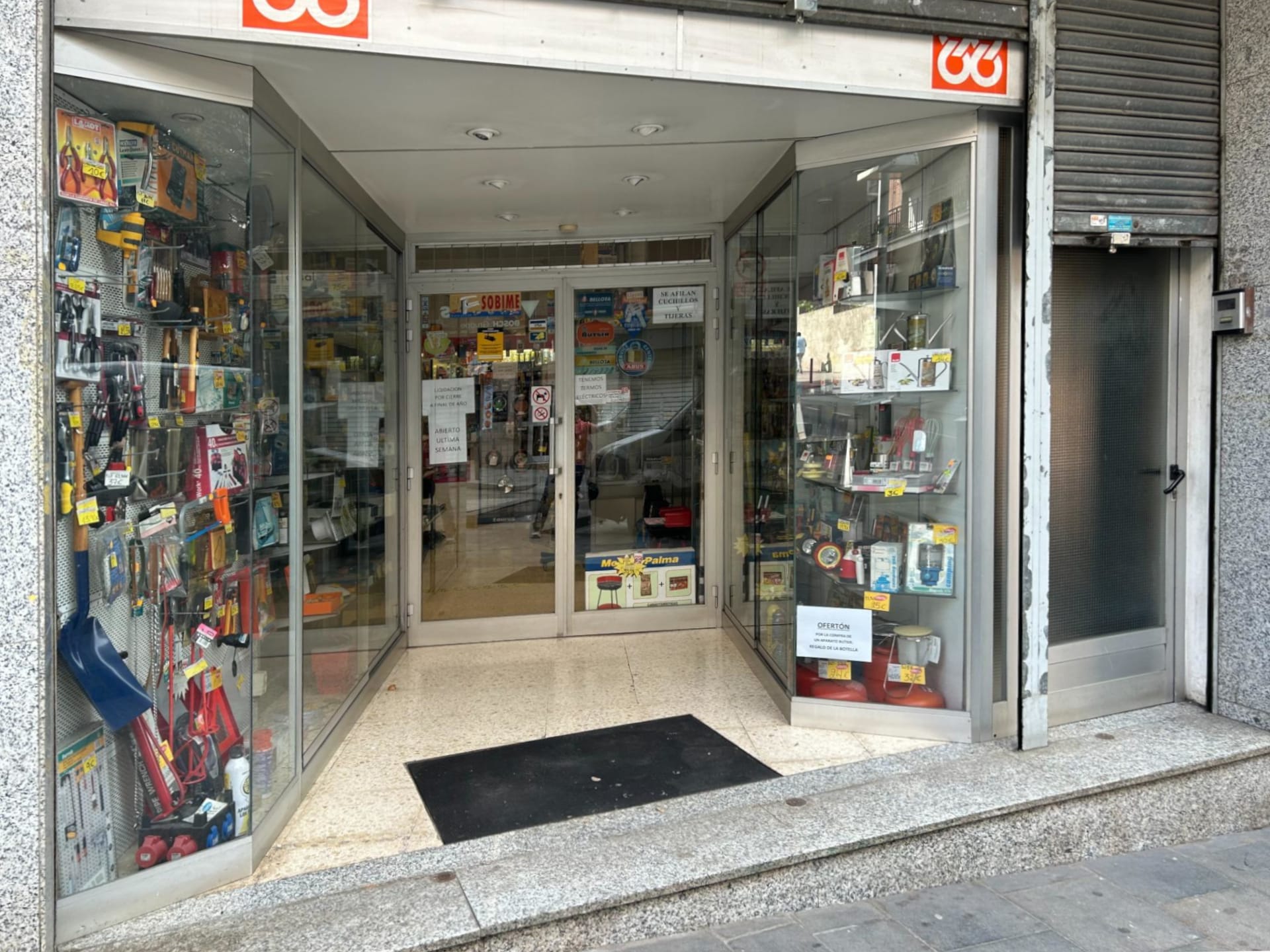 Local commercial dans Badalona, Barcelona à louer Photo intérieure– Image 1 sur 2