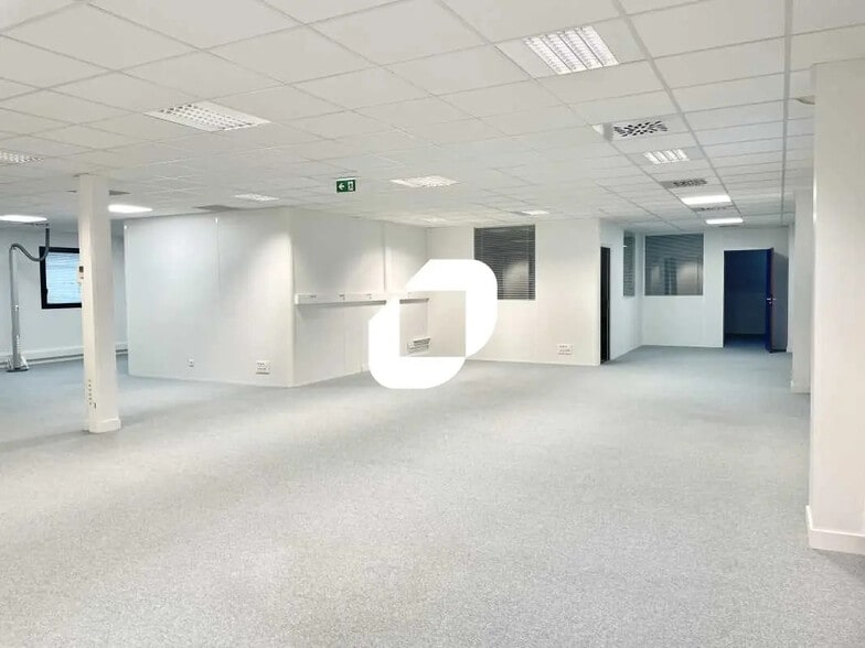 Bureau dans Artigues-près-Bordeaux à louer - Photo de l’immeuble – Image 3 sur 4