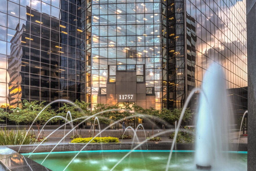 11757 Katy Fwy, Houston, TX à louer - Photo de l’immeuble – Image 2 sur 10
