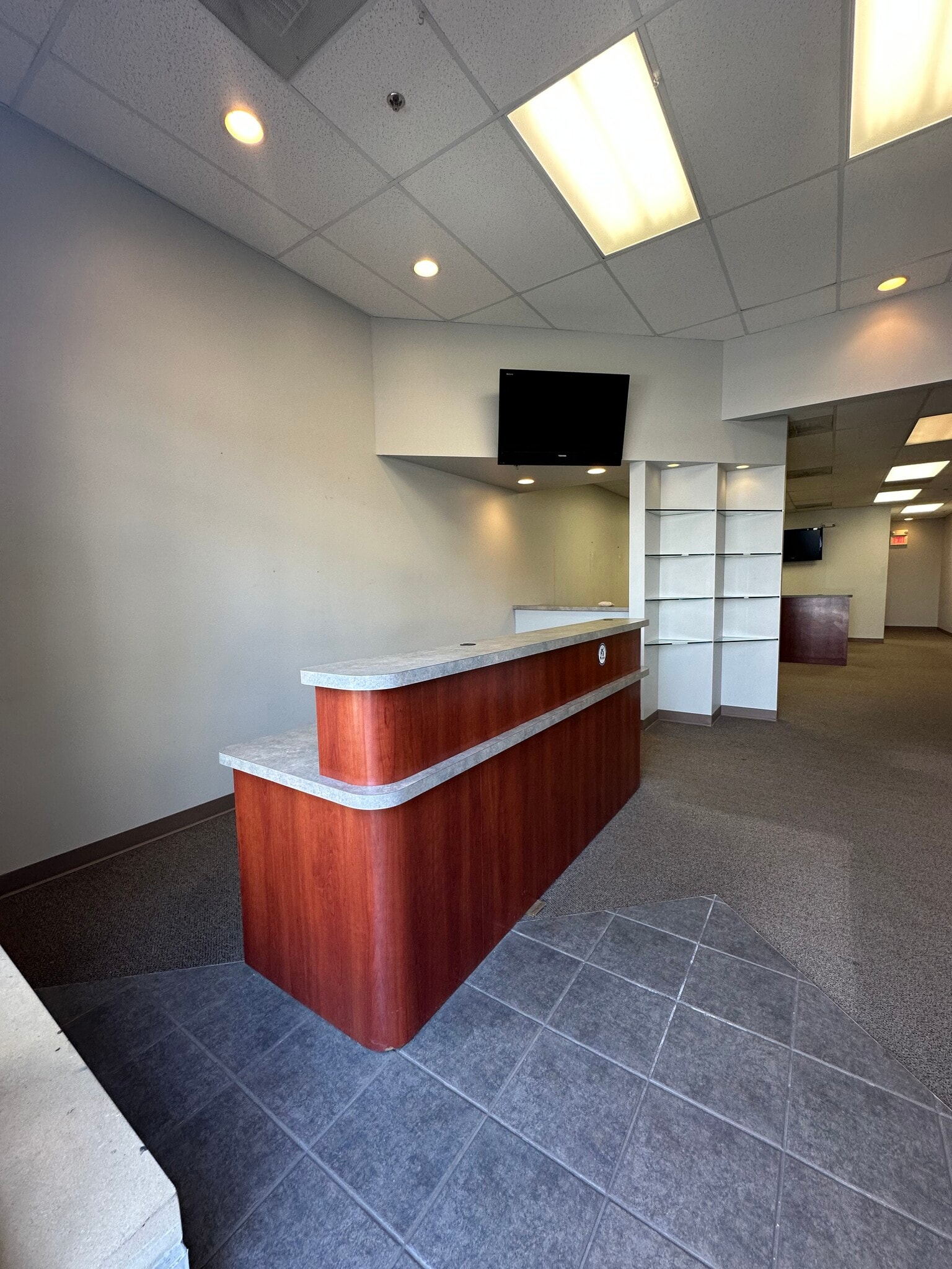558-586 Randall Rd, South Elgin, IL à louer Hall d’entrée– Image 1 sur 7